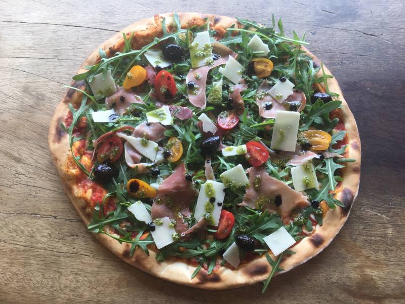 Découvrez l'ensemble des pizzas classiques, à base de sauce tomate maison